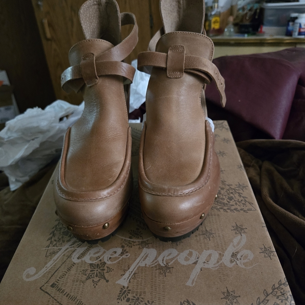 FREE PEOPLE (new in box) Salida Clog / Hazelnut Leather - 7